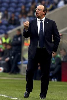 Benitez prova a dare consigli. Epa